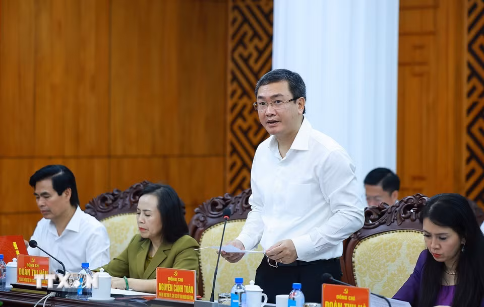 Chủ tịch Ủy ban Nhân dân tỉnh Lạng Sơn Nguyễn Cảnh Toàn báo cáo kết quả thực hiện nhiệm vụ phát triển kinh tế-xã hội của tỉnh. (Ảnh: Dương Giang/TTXVN)
