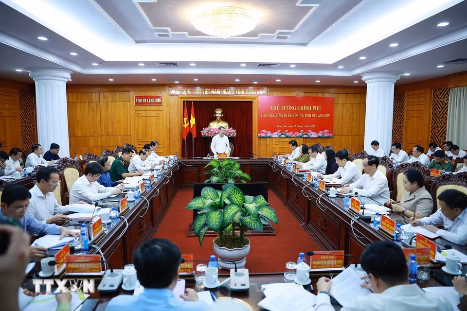 Cũng trong sáng 15/7, tại phường Lương Văn Tri, Thủ tướng Lê Minh Hưng làm việc với Ban Thường vụ Tỉnh ủy Lạng Sơn về thực hiện nhiệm vụ phát triển kinh tế - xã hội và mục tiêu tăng trưởng “2 con số”, giải ngân vốn đầu tư công, thực hiện Nghị quyết số 57-NQ/TW của Bộ Chính trị, vận hành chính quyền địa phương 2 cấp, bảo đảm quốc phòng, an ninh, xây dựng Đảng, hệ thống chính trị và tháo gỡ khó khăn vướng mắc của địa phương. (Ảnh: Dương Giang/TTXVN)