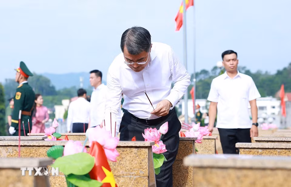 Thủ tướng Lê Minh Hưng thắp hương trên phần mộ liệt sỹ tại Nghĩa trang liệt sỹ tỉnh Lạng Sơn. (Ảnh: Dương Giang/TTXVN)