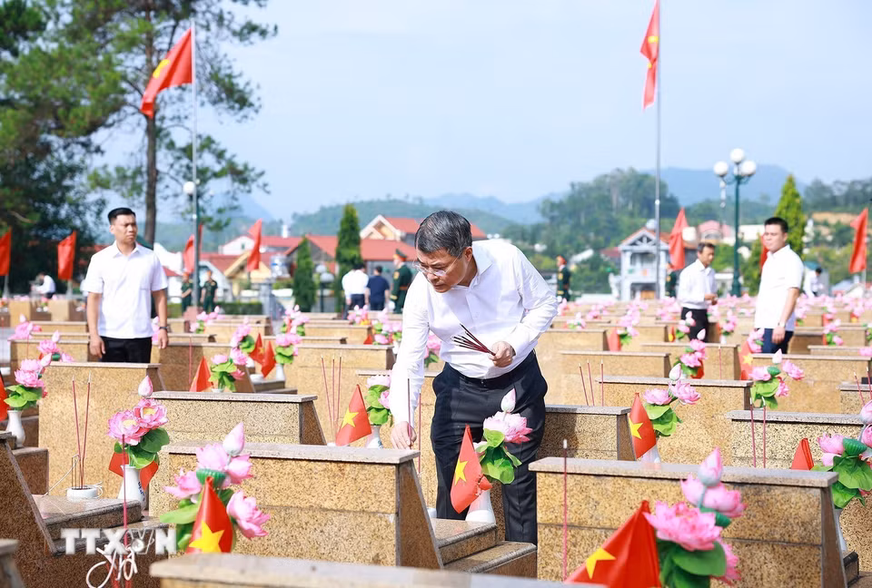 Thủ tướng Lê Minh Hưng thắp hương trên phần mộ liệt sỹ tại Nghĩa trang liệt sỹ tỉnh Lạng Sơn. (Ảnh: Dương Giang/TTXVN)