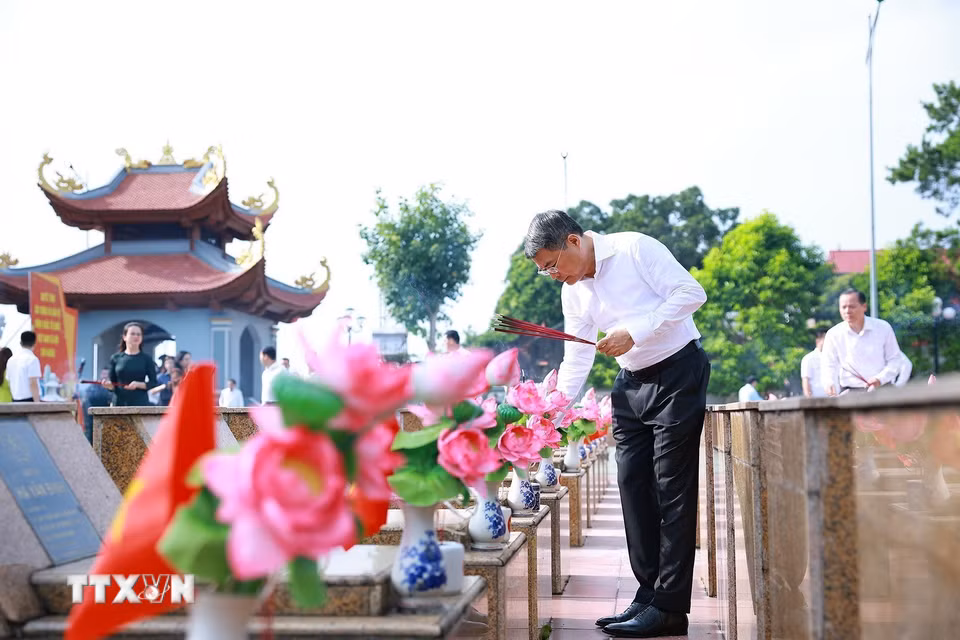 Thủ tướng Lê Minh Hưng thắp hương trên phần mộ liệt sỹ tại Nghĩa trang liệt sỹ tỉnh Lạng Sơn. (Ảnh: Dương Giang/TTXVN)