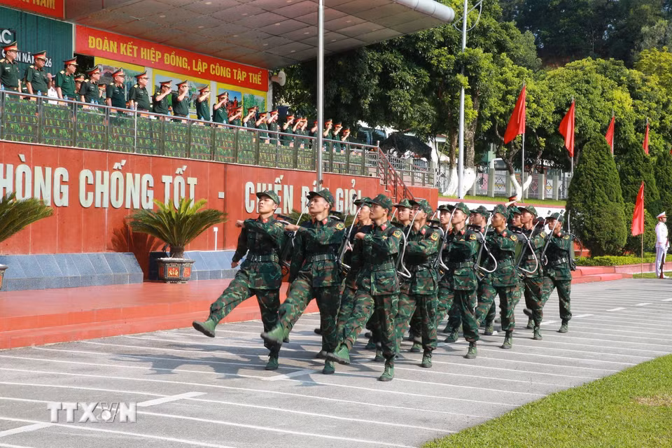 Các lực lượng duyệt đội hình đội ngũ tại lễ khai mạc hội thao. (Ảnh: Trọng Đức/TTXVN)
