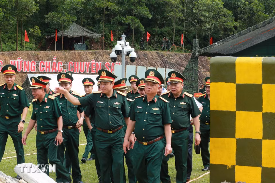 Thượng tướng Nguyễn Quang Ngọc, Ủy viên Trung ương Đảng, Thứ trưởng Bộ Quốc phòng kiểm tra thao trường, cơ sở vật chất của hội thao. (Ảnh: Trọng Đức/TTXVN)
