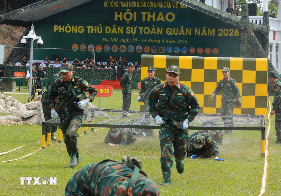 Các đội thực hiện bài thi vượt vật cản trong nội dung của hội thao. (Ảnh: Trọng Đức/TTXVN)