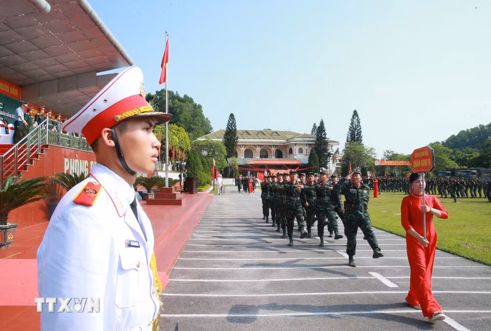 Các lực lượng duyệt đội hình đội ngũ tại lễ khai mạc hội thao. (Ảnh: Trọng Đức/TTXVN) ​