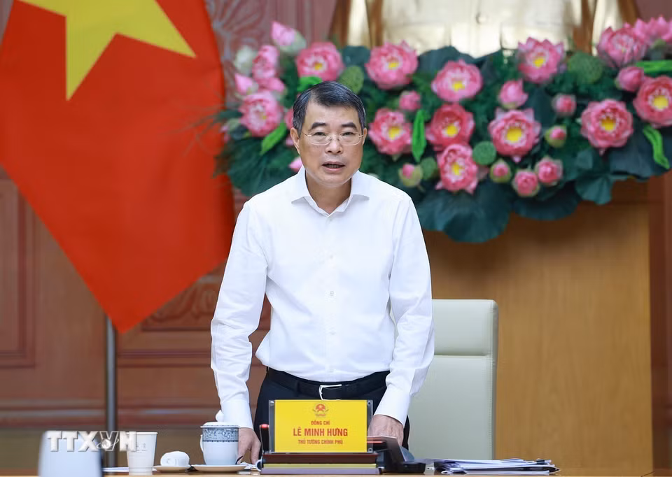 Thủ tướng Lê Minh Hưng chủ trì buổi làm việc với lãnh đạo Bộ Công Thương và các bộ, ngành về tháo gỡ khó khăn, thúc đẩy sản xuất kinh doanh. (Ảnh: Dương Giang/TTXVN)