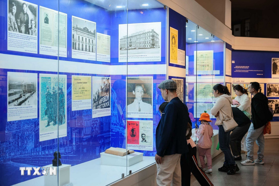 Người dân và du khách tham quan, tìm hiểu các hiện vật được trưng bày tại Bảo tàng Hồ Chí Minh. (Ảnh: Hoàng Hiếu/TTXVN)