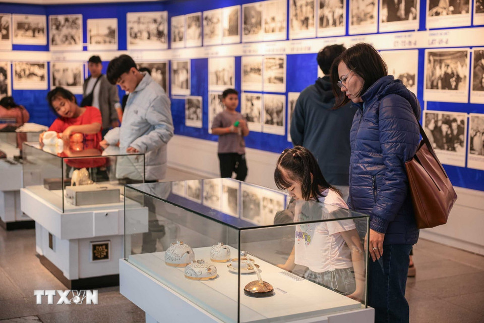 Nhiều gia đình cho trẻ nhỏ vào viếng Chủ tịch Hồ Chí Minh và tham, tìm hiểu các hiện vật đang trưng bày tại Bảo tàng Hồ Chí Minh. (Ảnh: Hoàng Hiếu/TTXVN)