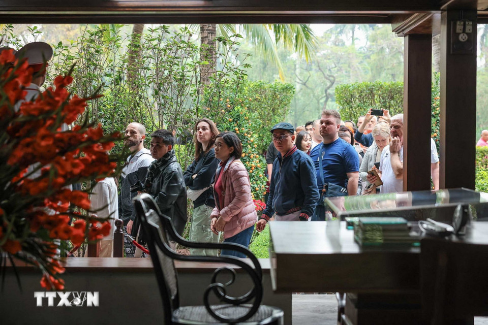 Hàng vạn người dân và du khách đã đến tham quan, tìm hiểu những kỷ vật gắn liền với cuộc sống và sự nghiệp của Bác Hồ tại khu Nhà sàn. (Ảnh: Hoàng Hiếu/TTXVN)