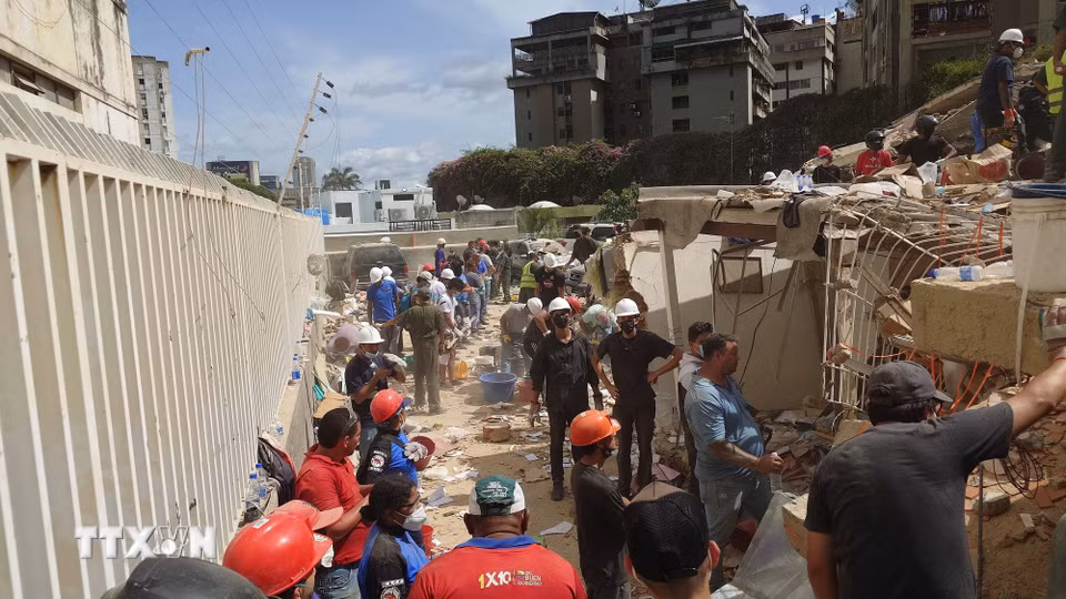 Các lực lượng cứu hộ Venezuela tìm kiếm những người mất tích và mắc kẹt dưới đống đổ nát. (Ảnh: Phi Hùng/TTXVN)