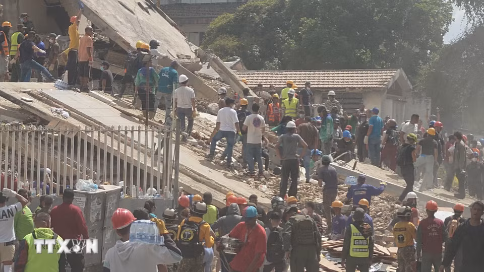 Các lực lượng chức năng và người dân Venezuela đang chạy đua với thời gian để tìm kiếm những người bị mắc kẹt trong khi các dư chấn mạnh vẫn liên tục được ghi nhận. (Ảnh: Phi Hùng/TTXVN)