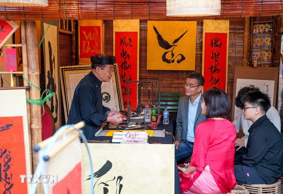 Người dân xin chữ tại Không gian Hồ Văn, Di tích Quốc gia đặc biệt Văn Miếu-Quốc Tử Giám (Hà Nội) ngày mùng 2 Tết Bính Ngọ. (Ảnh: Khánh Hòa/TTXVN)