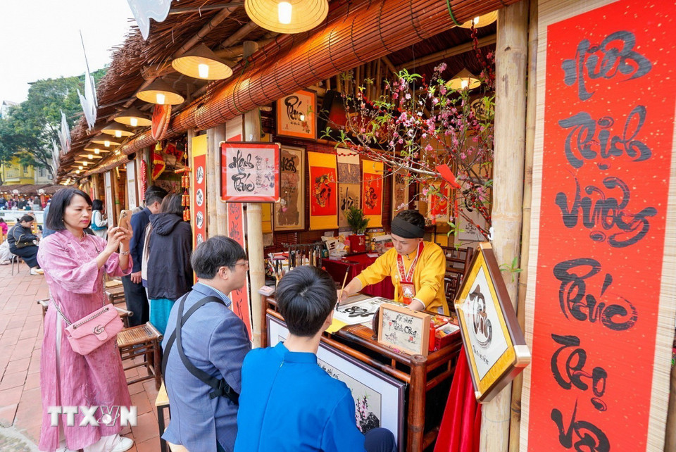 Người dân xin chữ tại Không gian Hồ Văn, Di tích Quốc gia đặc biệt Văn Miếu-Quốc Tử Giám (Hà Nội) ngày mùng 2 Tết Bính Ngọ. (Ảnh: Khánh Hòa/TTXVN)