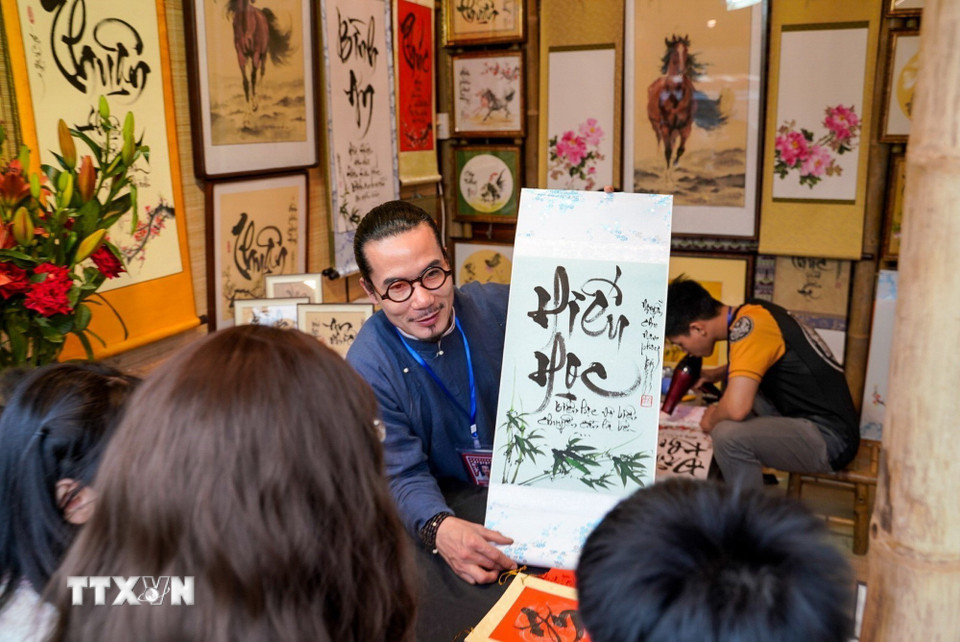 Người dân xin chữ tại Không gian Hồ Văn, Di tích Quốc gia đặc biệt Văn Miếu-Quốc Tử Giám (Hà Nội) ngày mùng 2 Tết Bính Ngọ. (Ảnh: Khánh Hòa/TTXVN)