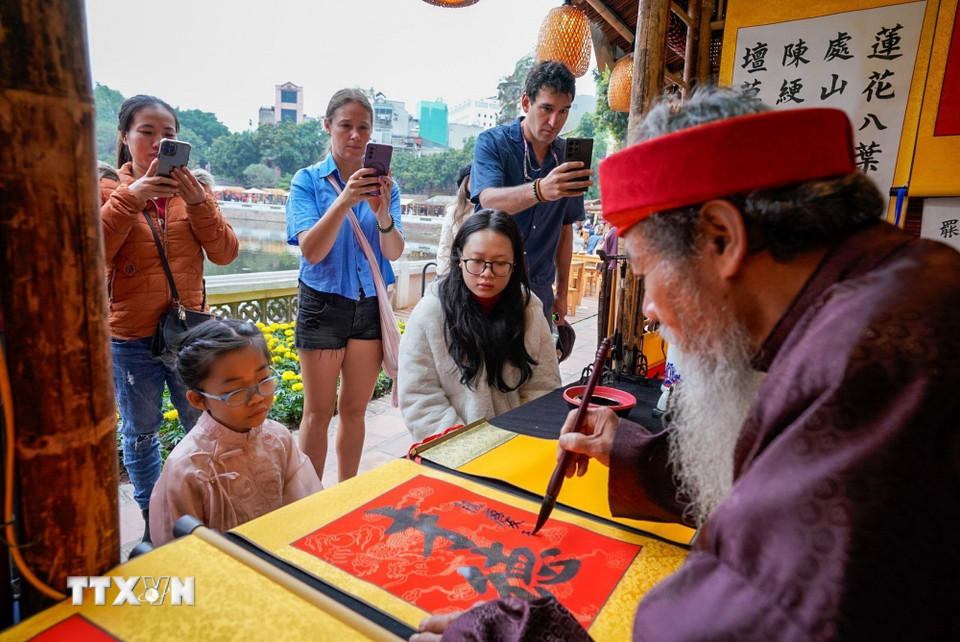 Người dân xin chữ tại Không gian Hồ Văn, Di tích Quốc gia đặc biệt Văn Miếu-Quốc Tử Giám (Hà Nội) ngày mùng 2 Tết Bính Ngọ. (Ảnh: Khánh Hòa/TTXVN)