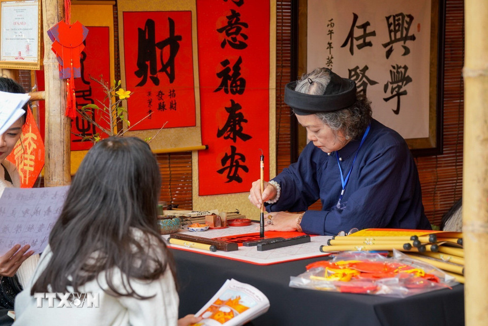 Người dân xin chữ tại Không gian Hồ Văn, Di tích Quốc gia đặc biệt Văn Miếu-Quốc Tử Giám (Hà Nội) ngày mùng 2 Tết Bính Ngọ. (Ảnh: Khánh Hòa/TTXVN)