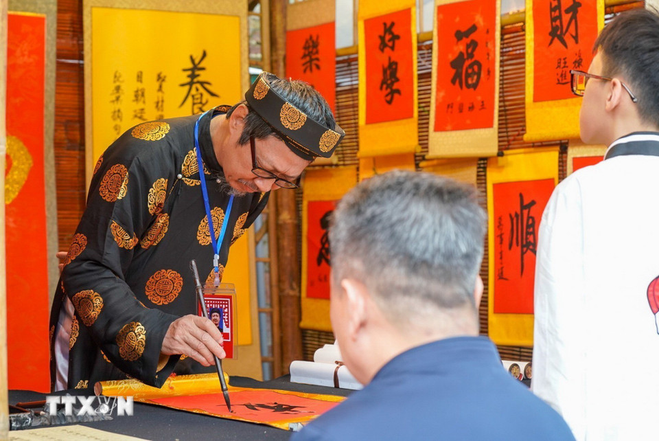 Người dân xin chữ tại Không gian Hồ Văn, Di tích Quốc gia đặc biệt Văn Miếu-Quốc Tử Giám (Hà Nội) ngày mùng 2 Tết Bính Ngọ. (Ảnh: Khánh Hòa/TTXVN)