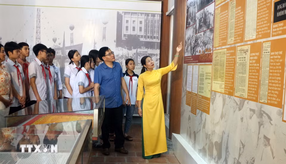 Học sinh tham quan, nghe giới thiệu về sự kiện Bác Hồ về thăm công trường đắp đập Cát Tường năm 1958. (Ảnh: Nguyễn Chinh/TTXVN)
