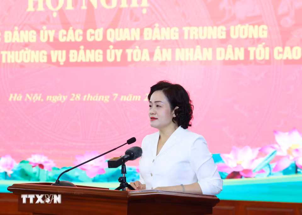Đồng chí Nguyễn Hải Trâm, Ủy viên Trung ương Đảng, Phó Bí thư Thường trực Đảng ủy, Phó Chánh án Tòa án Nhân dân Tối cao trình bày báo cáo tại hội nghị. (Ảnh: Phương Hoa/TTXVN)