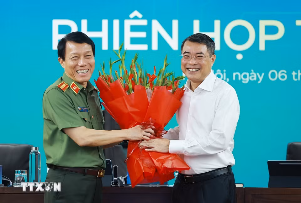 Đại tướng Lương Tam Quang, Bộ trưởng Bộ Công an, Phó Trưởng ban Thường trực Ban Chỉ đạo An ninh mạng Quốc gia tặng hoa chúc mừng Thủ tướng Lê Minh Hưng, Trưởng Ban Chỉ đạo An ninh mạng Quốc gia. (Ảnh: Dương Giang/TTXVN)