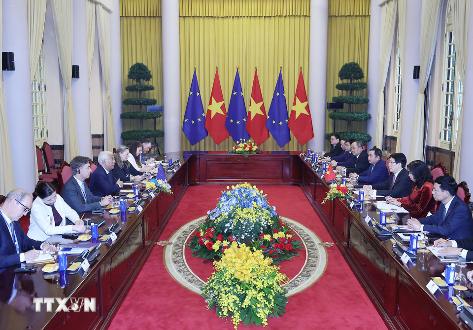 Chủ tịch nước Lương Cường và Chủ tịch Hội đồng châu Âu Antonio Costa tiến hành hội đàm. (Ảnh: Lâm Khánh/TTXVN)