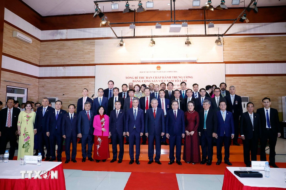 Tổng Bí thư Tô Lâm với cán bộ, nhân viên Đại sứ quán và cộng đồng người Việt Nam tại Campuchia. (Ảnh: Thống Nhất/TTXVN)