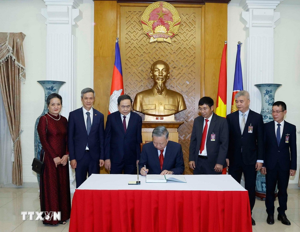 Tổng Bí thư Tô Lâm viết lưu bút. (Ảnh: Thống Nhất/TTXVN)