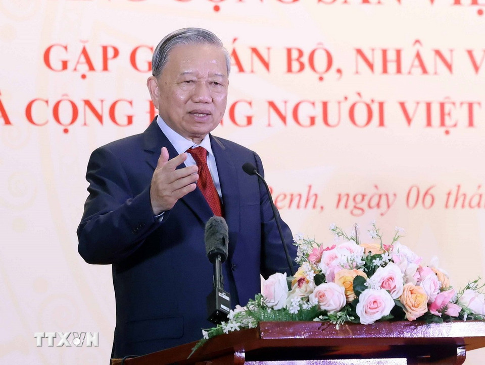 Tổng Bí thư Tô Lâm phát biểu tại cuộc gặp gỡ cán bộ, nhân viên Đại sứ quán và cộng đồng người Việt Nam tại Campuchia. (Ảnh: Thống Nhất/TTXVN)