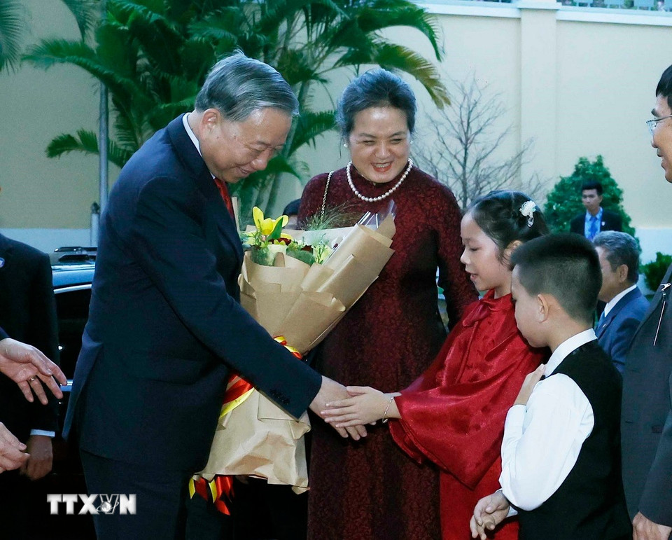 Tổng Bí thư Tô Lâm gặp gỡ cán bộ, nhân viên Đại sứ quán và cộng đồng người Việt Nam tại Campuchia. (Ảnh: Thống Nhất/TTXVN)