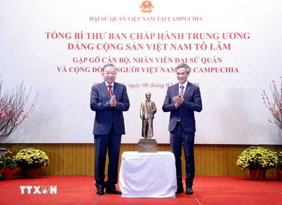 Tổng Bí thư Tô Lâm tặng bức tượng Bác Hồ cho Đại sứ quán Việt Nam tại Campuchia. (Ảnh: Thống Nhất/TTXVN)
