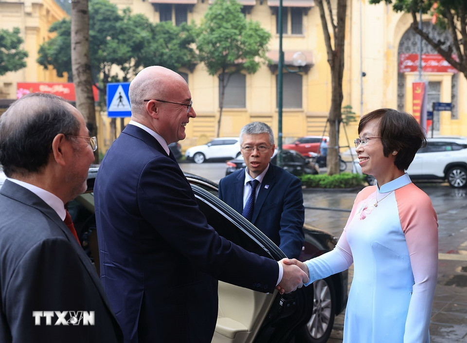 Tổng Giám đốc TTXVN Vũ Việt Trang đón Tổng Giám đốc Hãng thông tấn TASS (Liên bang Nga) Andrey Kondrashov. (Ảnh: Tuấn Anh/TTXVN)