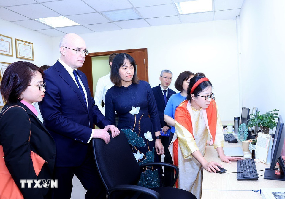 Đoàn lãnh đạo Hãng thông tấn TASS thăm Phòng Tiếng Nga thuộc Ban Biên tập tin Đối ngoại. (Ảnh: Tuấn Anh/TTXVN)