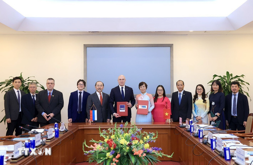 Lễ ký kết thỏa thuận hợp tác giữa TTXVN và Hãng thông tấn TASS (Liên bang Nga). (Ảnh: Tuấn Anh/TTXVN)
