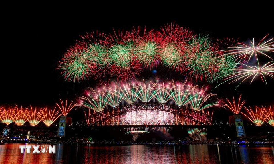 Pháo hoa rực rỡ chào đón năm mới 2026 tại Cầu Cảng Sydney, Australia. (Ảnh: THX/TTXVN)