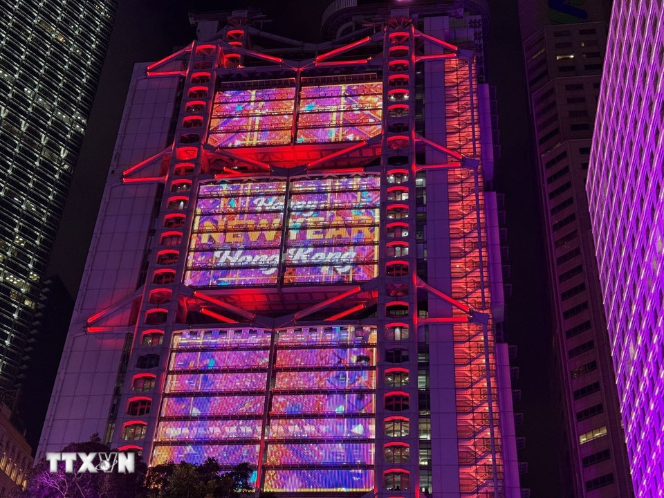 Hình ảnh dòng chữ Năm mới được chiếu trên các tòa nhà ở khu vực Central ở Hong Kong, Trung Quốc. (Ảnh: Mạc Luyện/TTXVN)