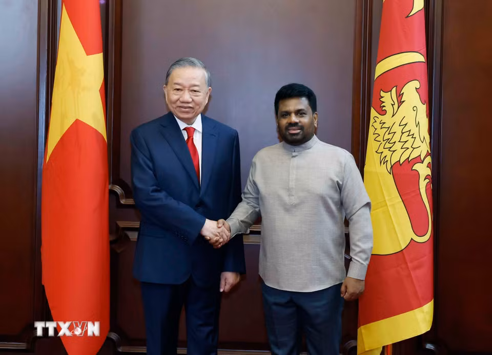 Tổng thống Sri Lanka Anura Kumara Dissanayake đón Tổng Bí thư, Chủ tịch nước Tô Lâm. (Ảnh: Thống Nhất/TTXVN)