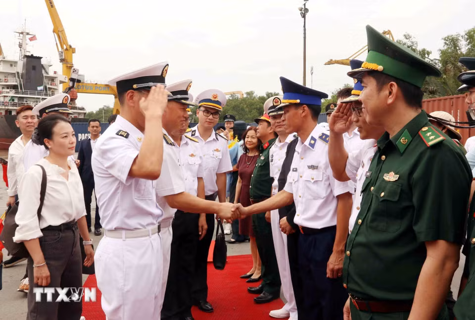 Cán bộ, chiến sỹ Quân đội nhân dân Việt Nam đón nhóm Chỉ huy Biên đội tàu 83. (Ảnh: Xuân Khu/TTXVN)