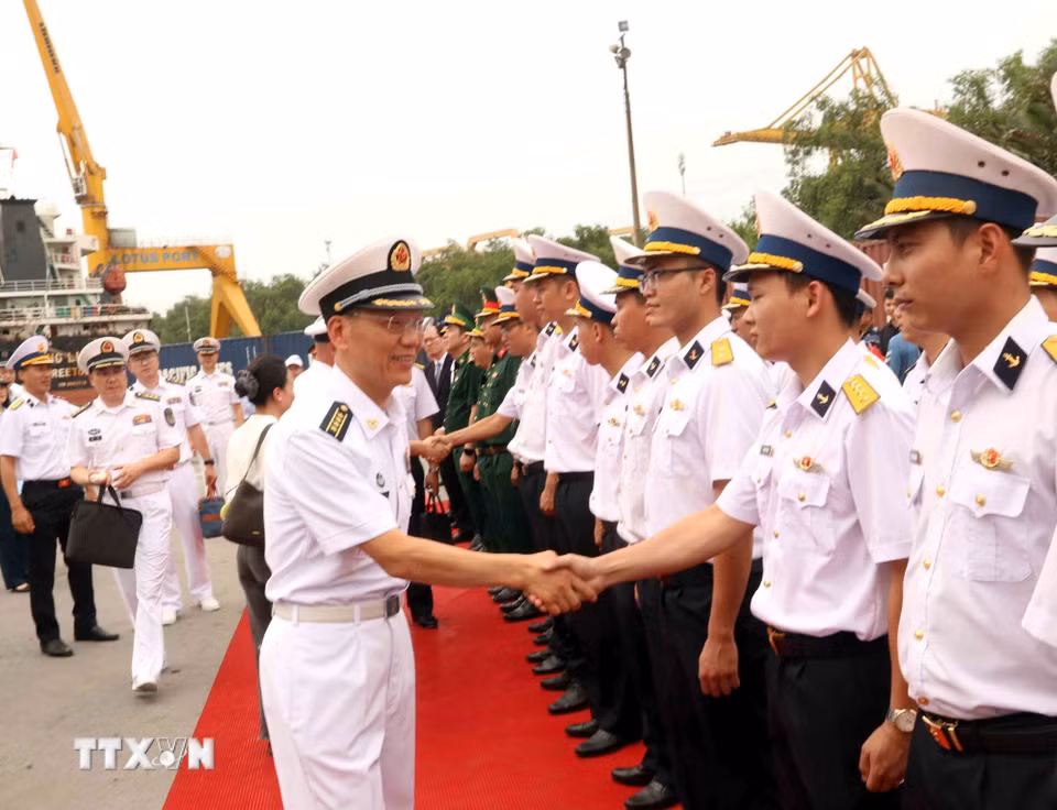 Cán bộ, chiến sỹ Quân đội nhân dân Việt Nam đón nhóm Chỉ huy Biên đội tàu 83. (Ảnh: Xuân Khu/TTXVN)
