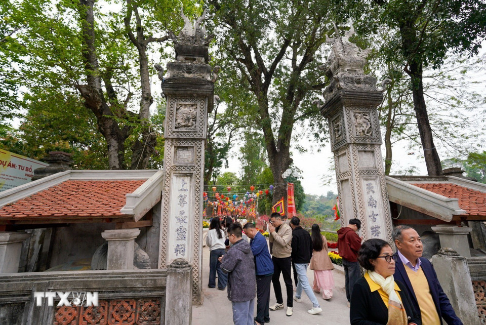 Người dân đi lễ đền Voi Phục (trấn Tây) ngày mùng 2 Tết Bính Ngọ. (Ảnh: Khánh Hòa/TTXVN)