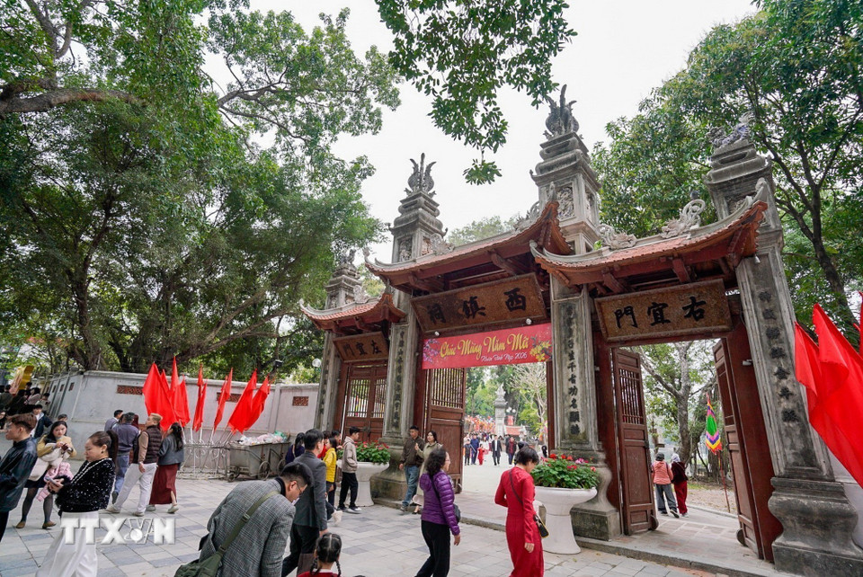 Người dân đi lễ đền Voi Phục (trấn Tây) ngày mùng 2 Tết Bính Ngọ. (Ảnh: Khánh Hòa/TTXVN)