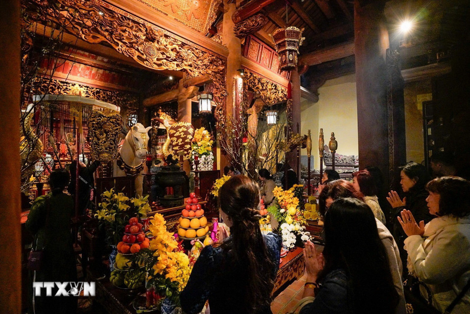 Người dân đi lễ đền Bạch Mã (trấn Đông) ngày mùng 2 Tết Bính Ngọ. (Ảnh: Khánh Hòa/TTXVN)