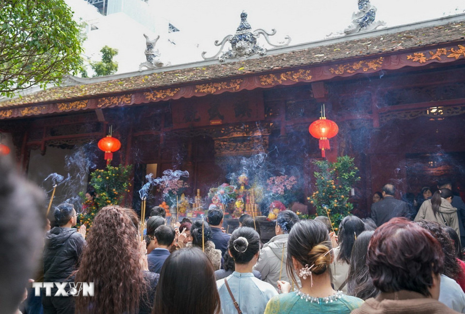 Người dân đi lễ đền Quán Thánh (trấn Bắc) ngày mùng 2 Tết Bính Ngọ. (Ảnh: Khánh Hòa/TTXVN)