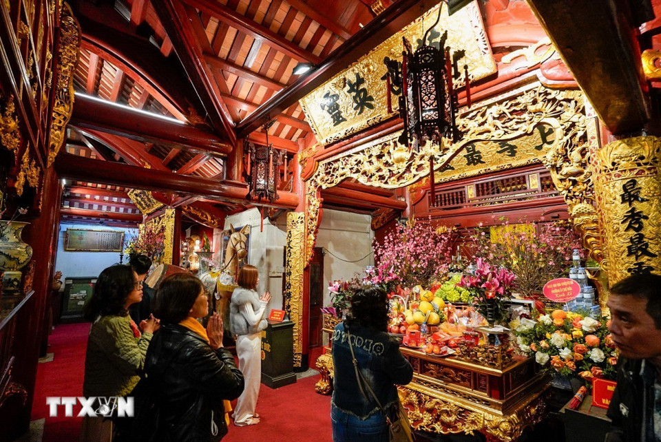 Người dân đi lễ đền Kim Liên (trấn Nam) ngày mùng 2 Tết Bính Ngọ. (Ảnh: Khánh Hòa/TTXVN)