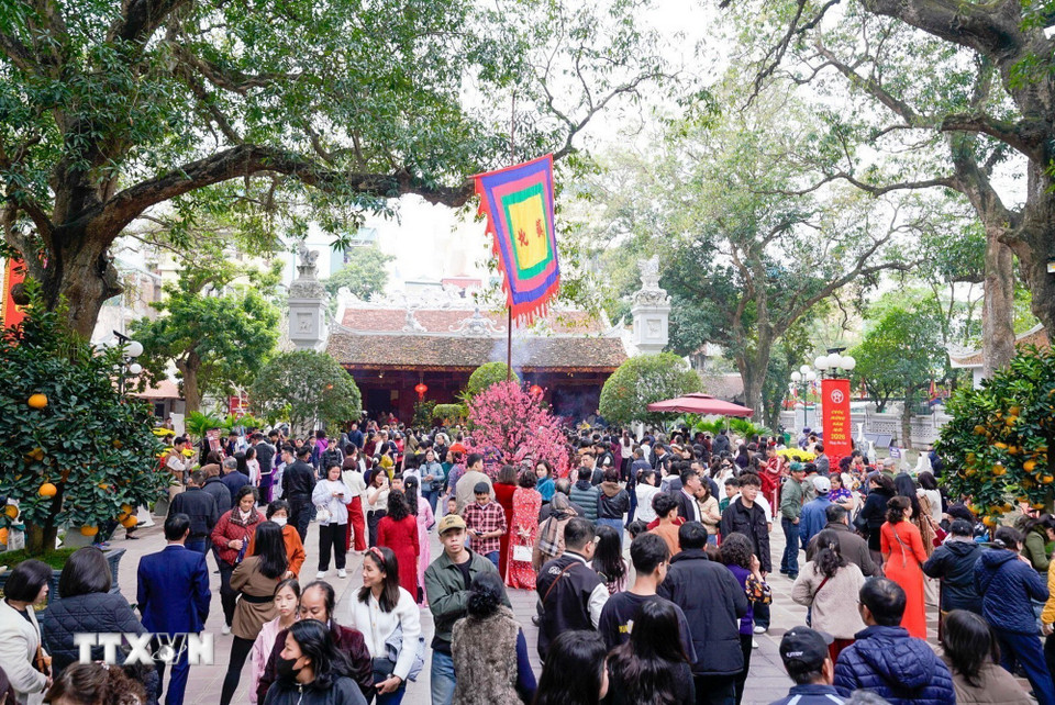 Người dân đi lễ Đền Quán Thánh (trấn Bắc) ngày mùng 2 Tết Bính Ngọ. (Ảnh: Khánh Hòa/TTXVN)