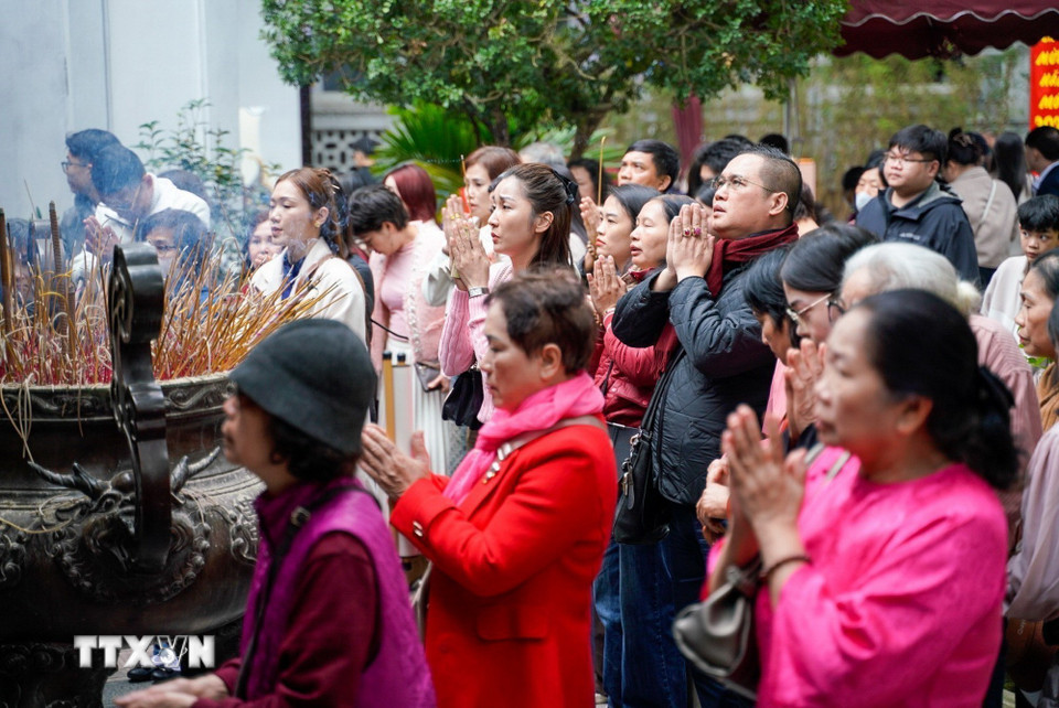 Người dân đi lễ đền Quán Thánh (trấn Bắc) ngày mùng 2 Tết Bính Ngọ. (Ảnh: Khánh Hòa/TTXVN)