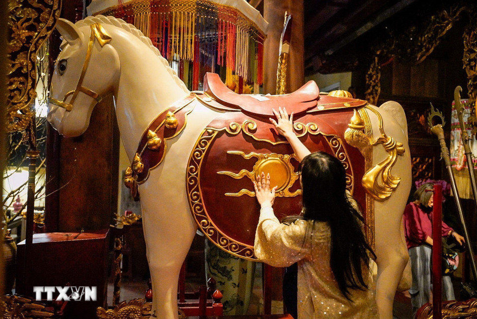 Người dân đi lễ đền Bạch Mã (trấn Đông) ngày mùng 2 Tết Bính Ngọ. (Ảnh: Khánh Hòa/TTXVN)