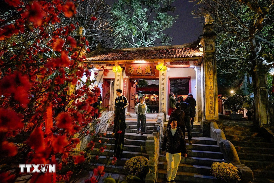 Người dân đi lễ đền Kim Liên (trấn Nam) ngày mùng 2 Tết Bính Ngọ. (Ảnh: Khánh Hòa/TTXVN)