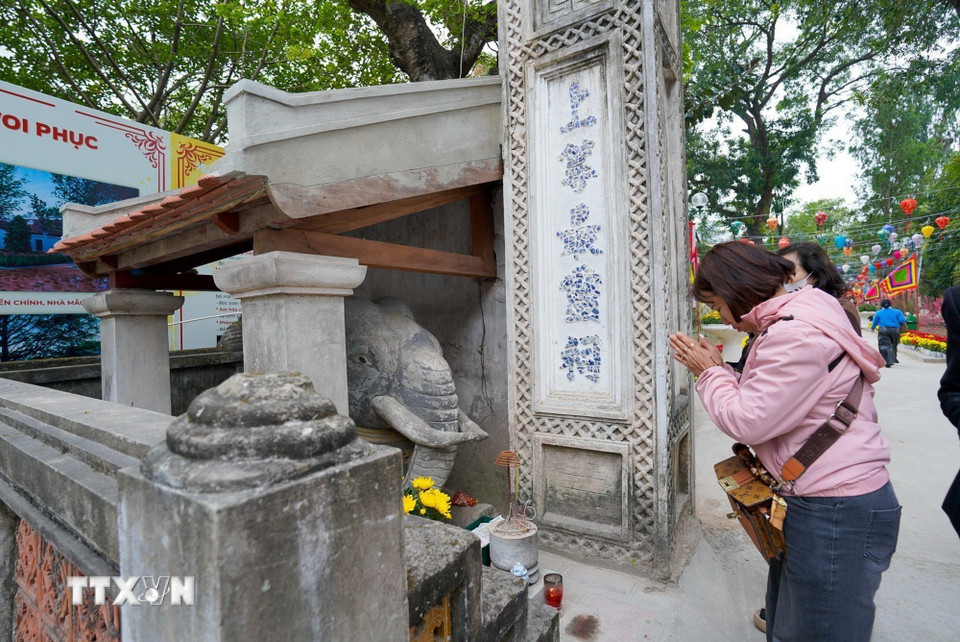 Người dân đi lễ đền Voi Phục (trấn Tây) ngày mùng 2 Tết Bính Ngọ. (Ảnh: Khánh Hòa/TTXVN)