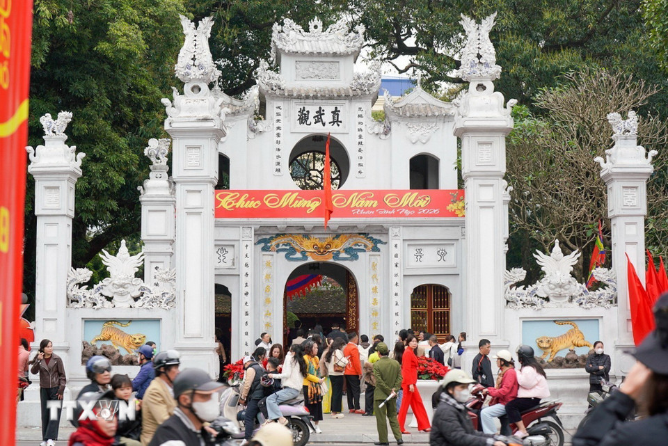 Người dân đi lễ đền Quán Thánh (trấn Bắc) ngày mùng 2 Tết Bính Ngọ. (Ảnh: Khánh Hòa/TTXVN)