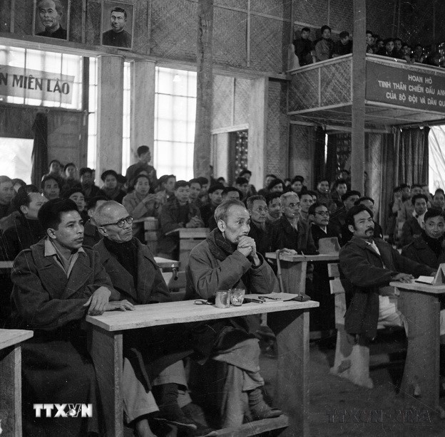 Tháng 2/1948, tại Việt Bắc, Chủ tịch Hồ Chí Minh dự Hội nghị Ủy ban Liên Việt toàn quốc. (Ảnh: TTXVN)